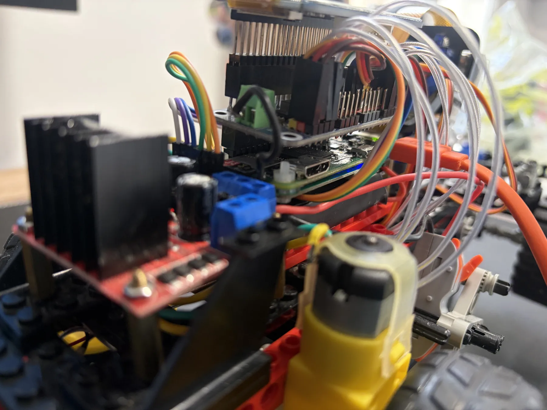 Vue rapprochée du câblage et des cartes du prototype.